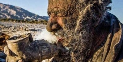 El hombre más sucio ya tiene 60 años sin bañarse