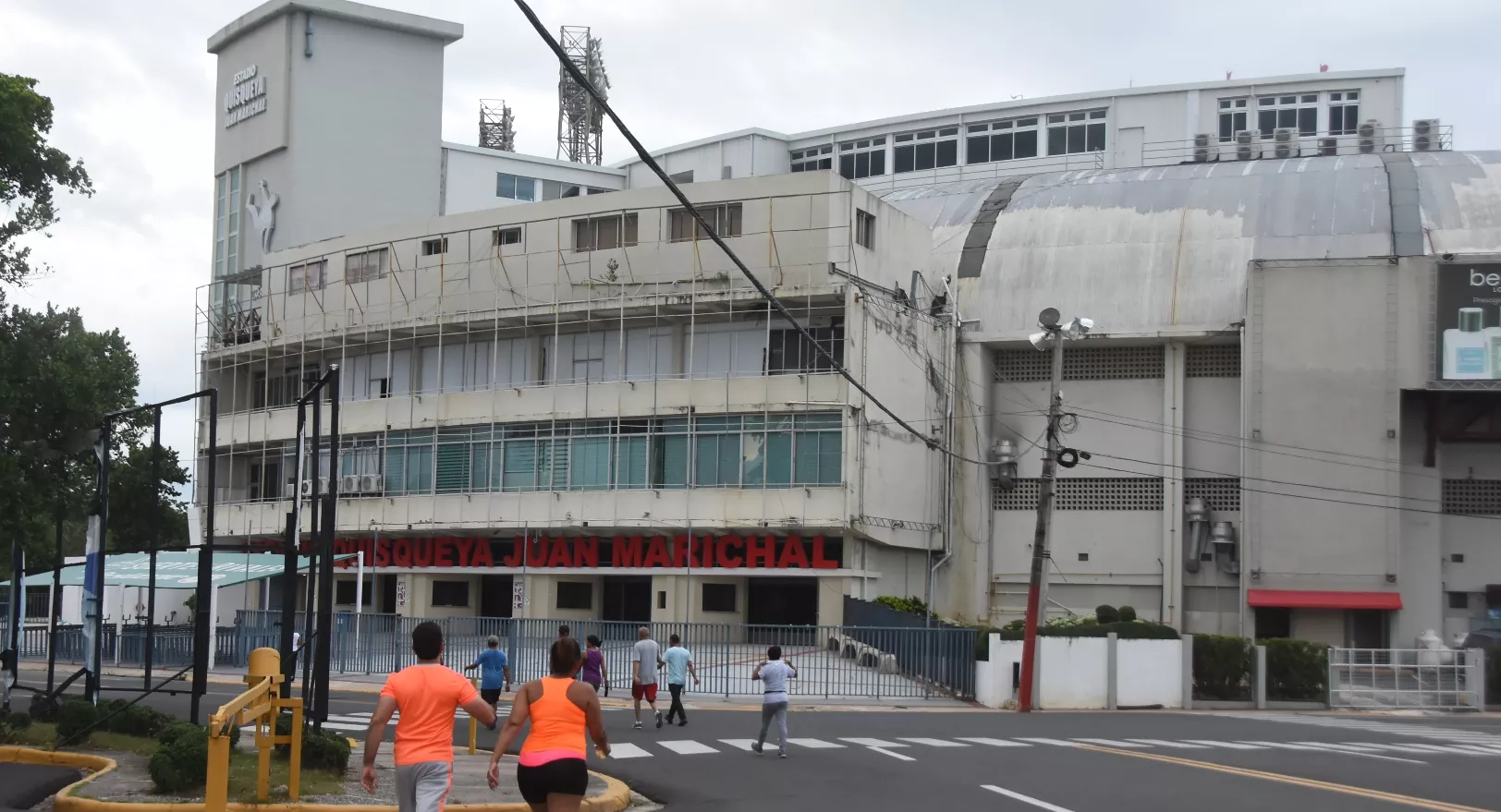 Fachada del Quisqueya deja mucho que desear