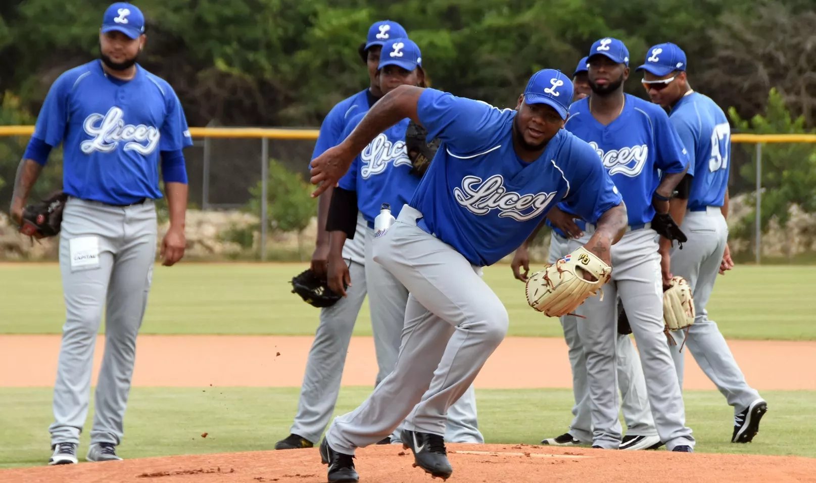 Tigres del Licey abren prácticas con 17 píchers