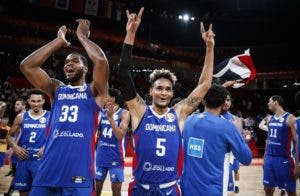 Jugadores dominicanos celebran su espectacular victoria contra Alemania en  Mundial.  AP