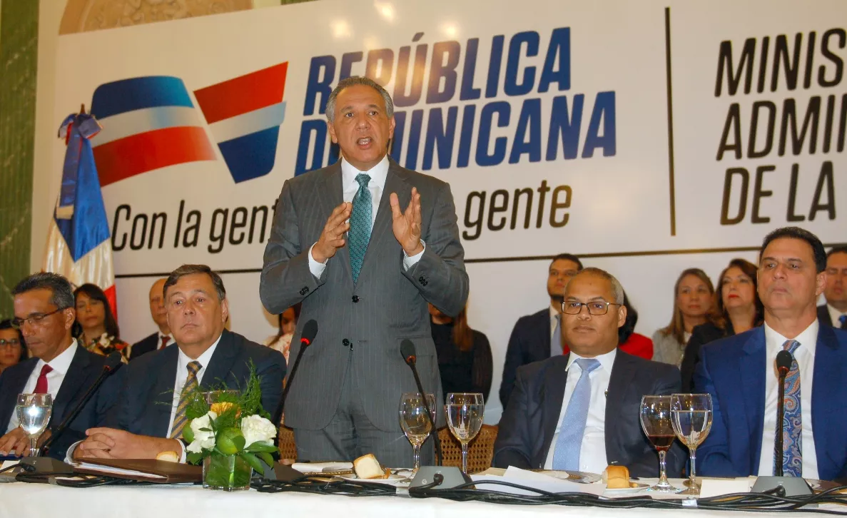 Ministro José Ramón Peralta durante el encuentro con la prensa en Palacio. FUENTE EXTERNA