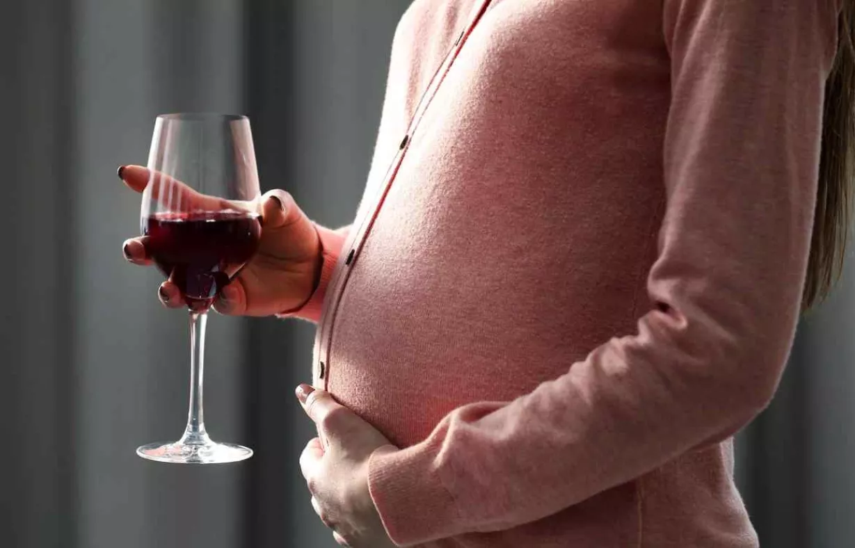 El 29% de las madres ingiere alcohol en el embarazo