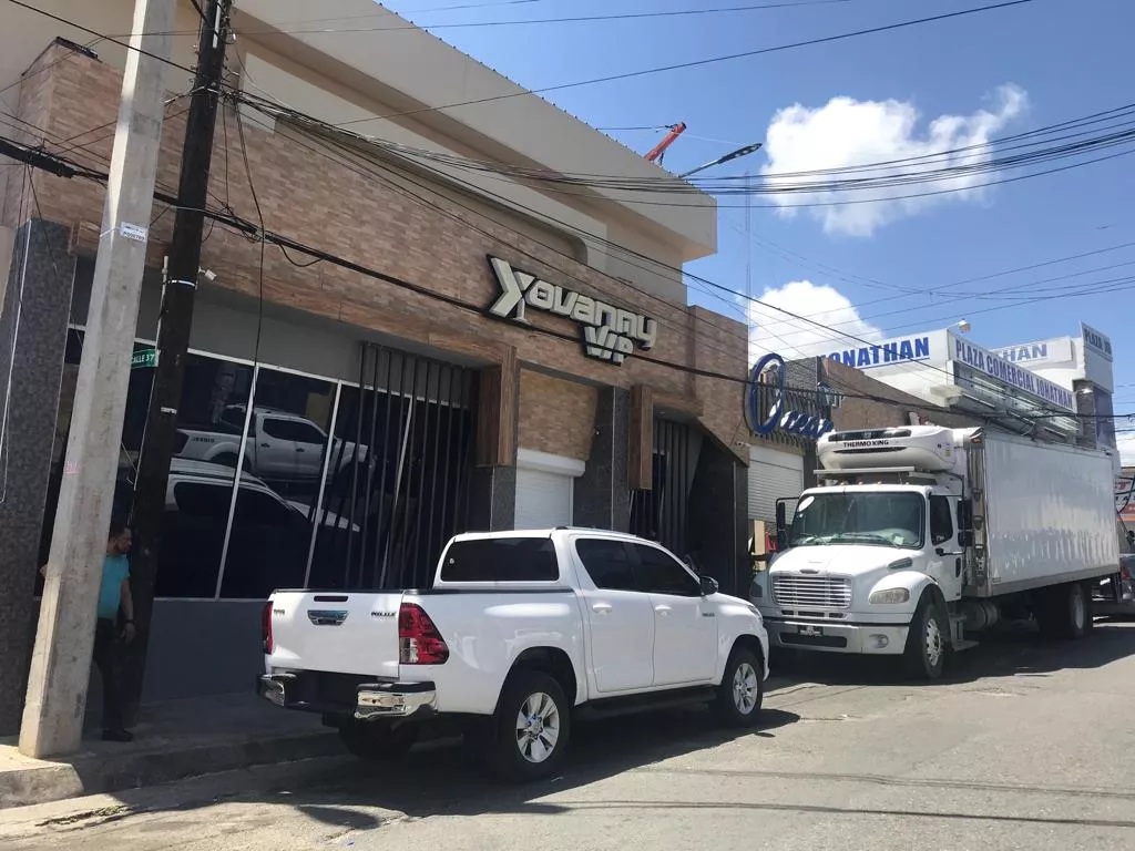 Autoridades sacan cajas de bebidas alcohólicas de discoteca Yovanny VIP