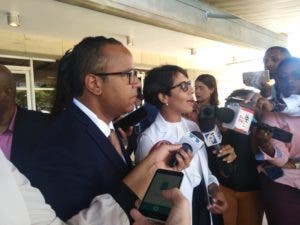 Abogados de Ángel Rondón hablan a la prensa tras depositar los documentos en la Suprema Corte.