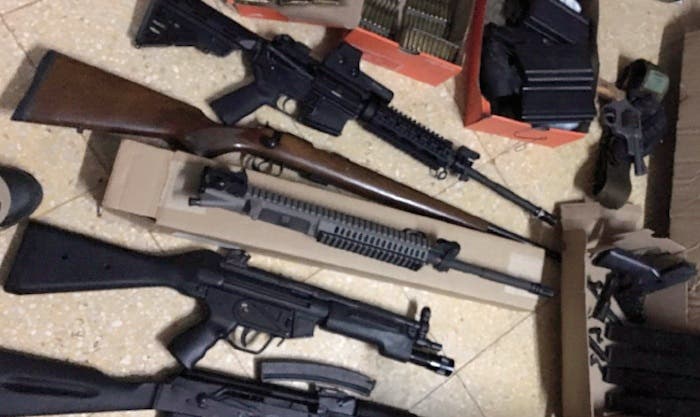 Entran en vigor en Texas leyes que relajan controles de armas pese a tiroteos