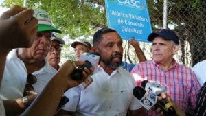 Dirigentes sindicales durante la protesta frente al edificio que aloja a la empresa Alorica.