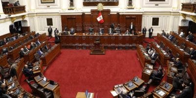 Congresistas peruanos responden a Vizcarra con proyecto para su destitución