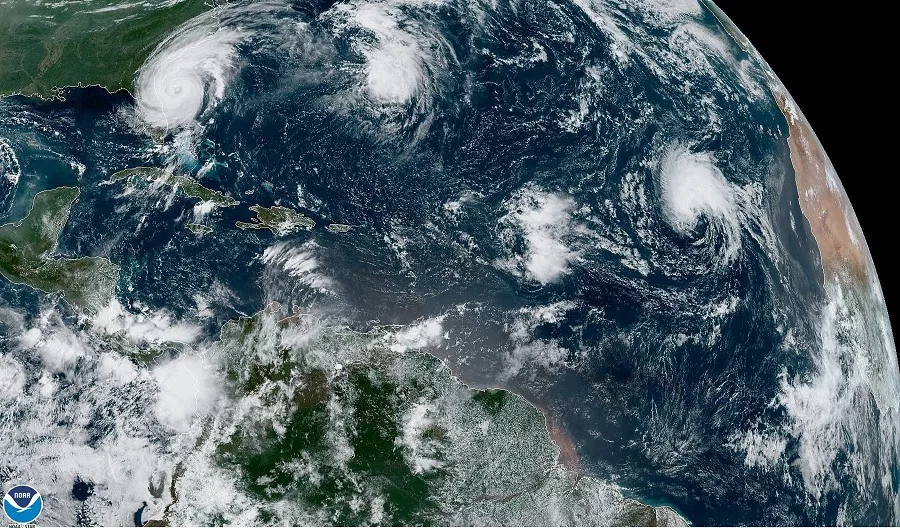 Dorian descarga viento y lluvia sobre el litoral de Florida