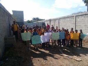 Estudiantes de Vuelta Larga piden terminación de escuela en Imbert