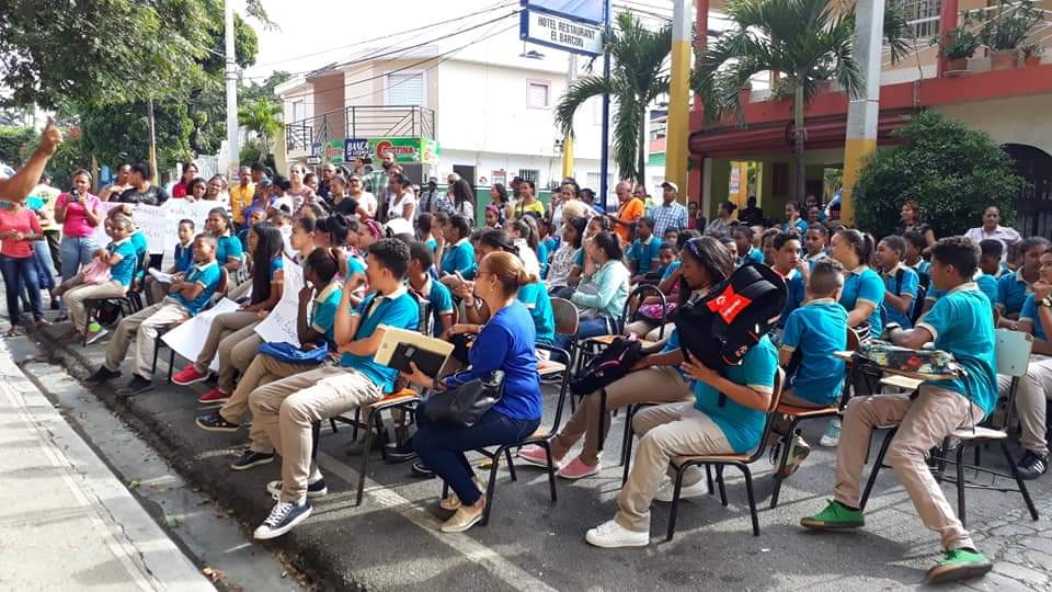Estudiantes de liceo en San José de Ocoa reciben docencia en la calle