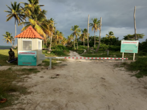 Barrera móvil evita actos ilícitos en playa  Cabeza de Toro