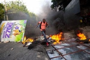 En varios puntos de Puerto Príncipe y de las ciudades aledañas se registraron disturbios, incendios intencionados y saqueos.