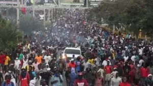 Miles de manifestantes marchan en Haití hacia la residencia del presidente