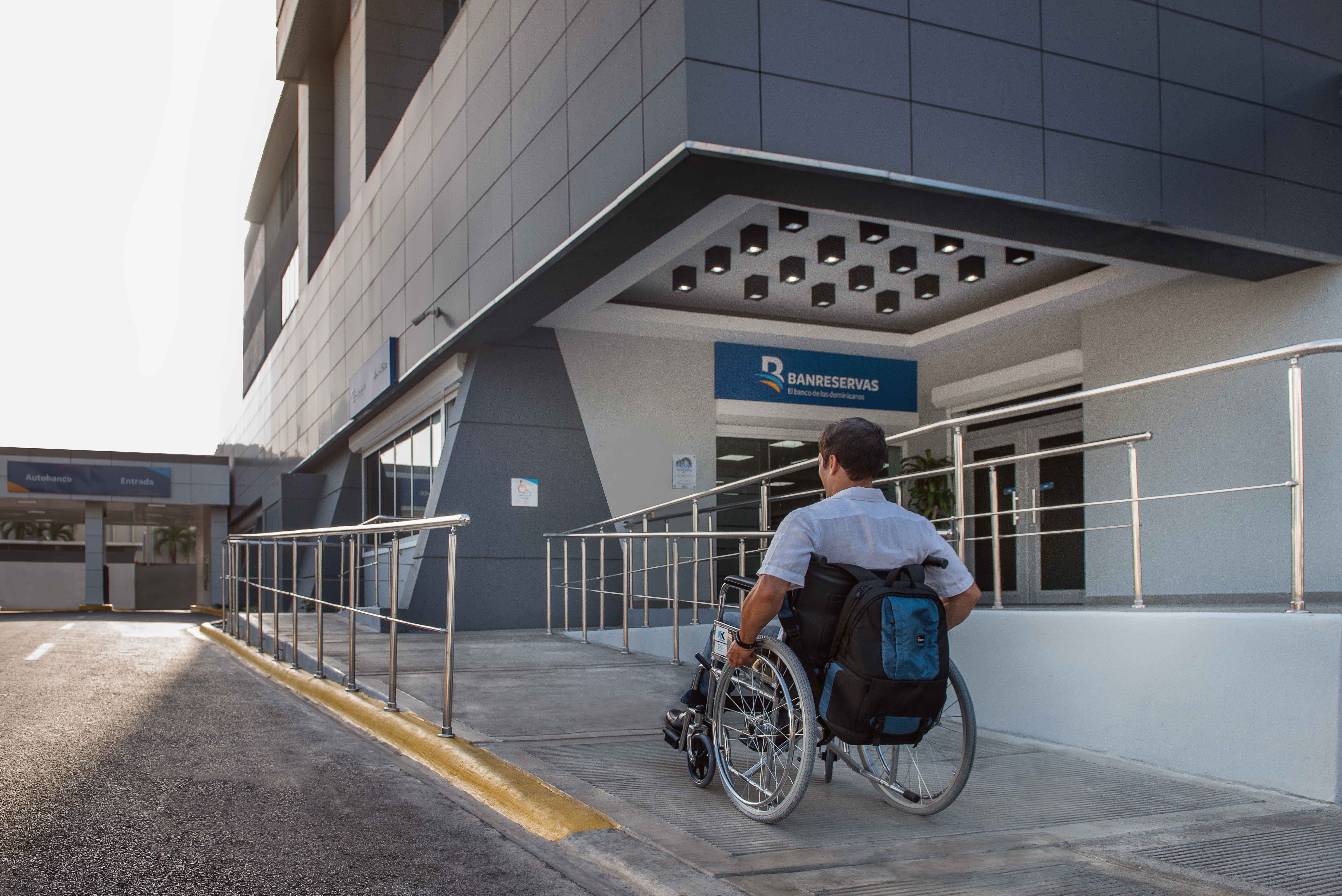 Banco de Reservas adecúa instalaciones para clientes con discapacidad física