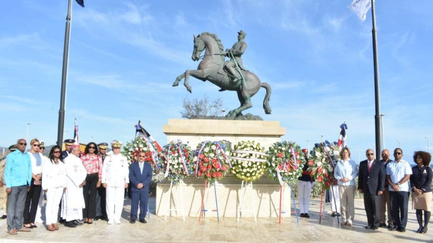 El acto principal tuvo como escenario la estatua ecuestre del prÃ³cer LuperÃ³n ubicada en La Puntilla del MalecÃ³n.