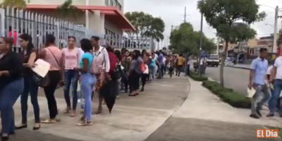 Cientos de jóvenes hacen largas filas detrás de un empleo en supermercado