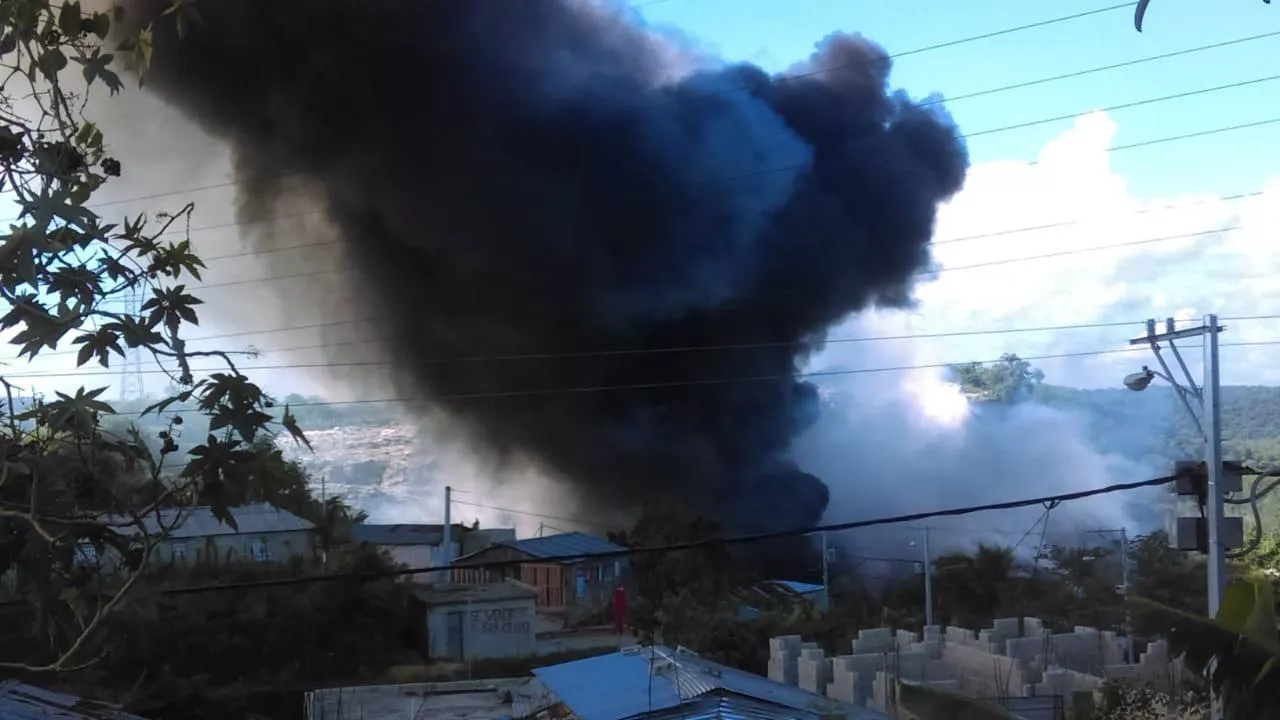 Varias unidades de bomberos tratan de sofocar incendio en vertedero de Haina