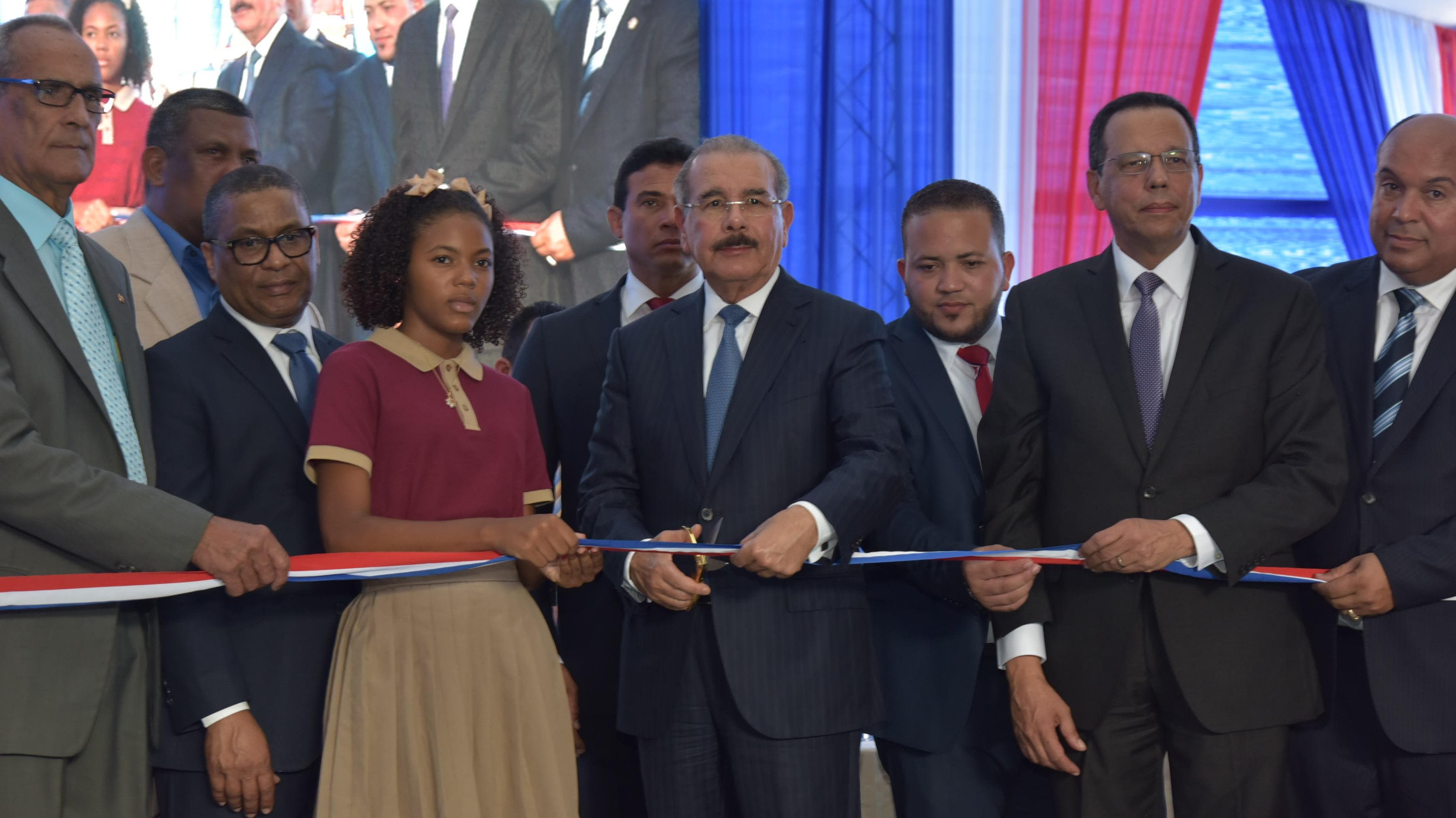 Presidente Danilo Medina entrega un  liceo en Samaná
