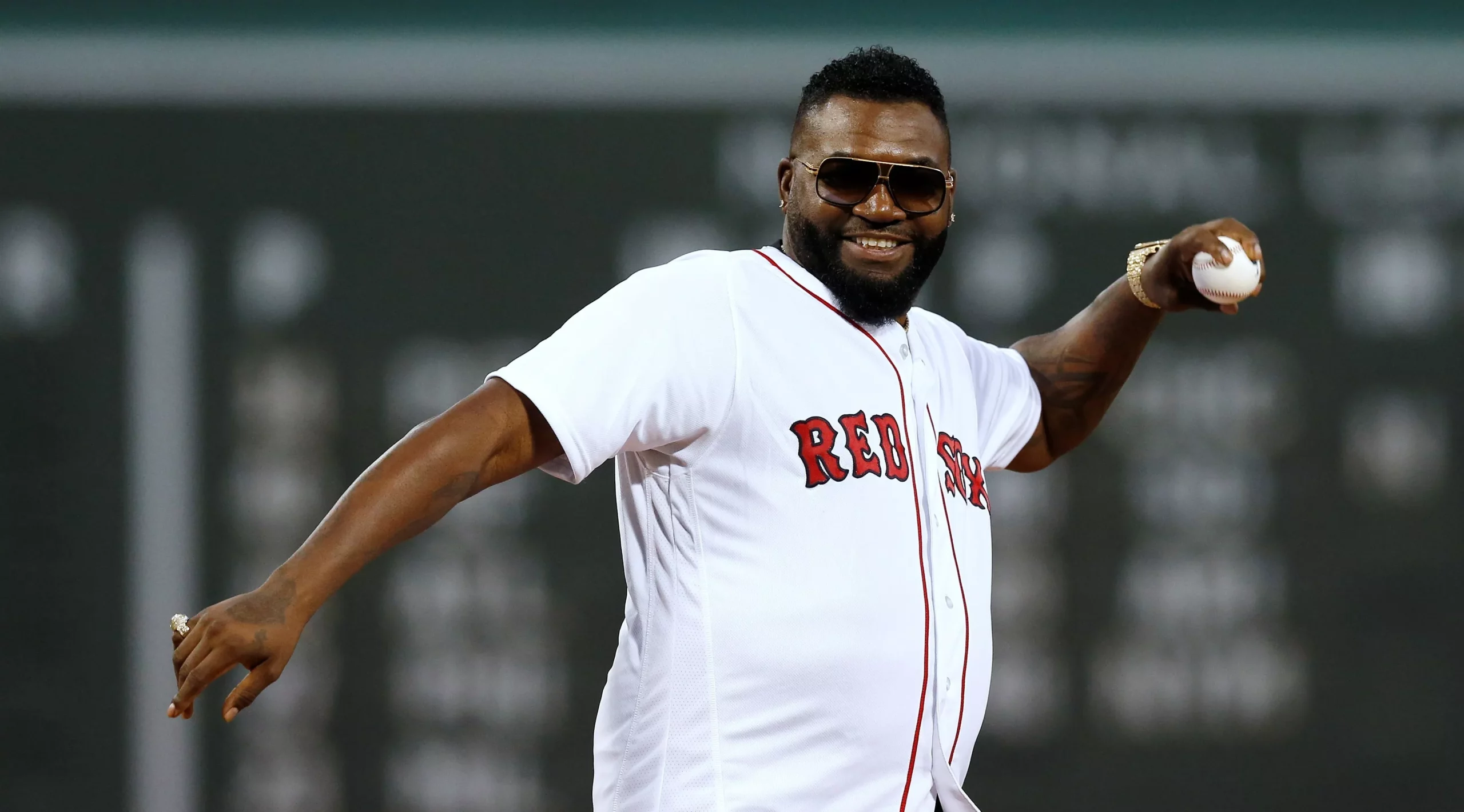 David Ortiz vuelve a Fenway y  lanza la primera bola