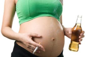 El consumo de alcohol y tabaco durante el embarazo son factores predisponentes para la aparición de cardiopatías congénitas (afecciones del corazón), alumbramientos prematuros y trastornos cognitivos a futuro. 