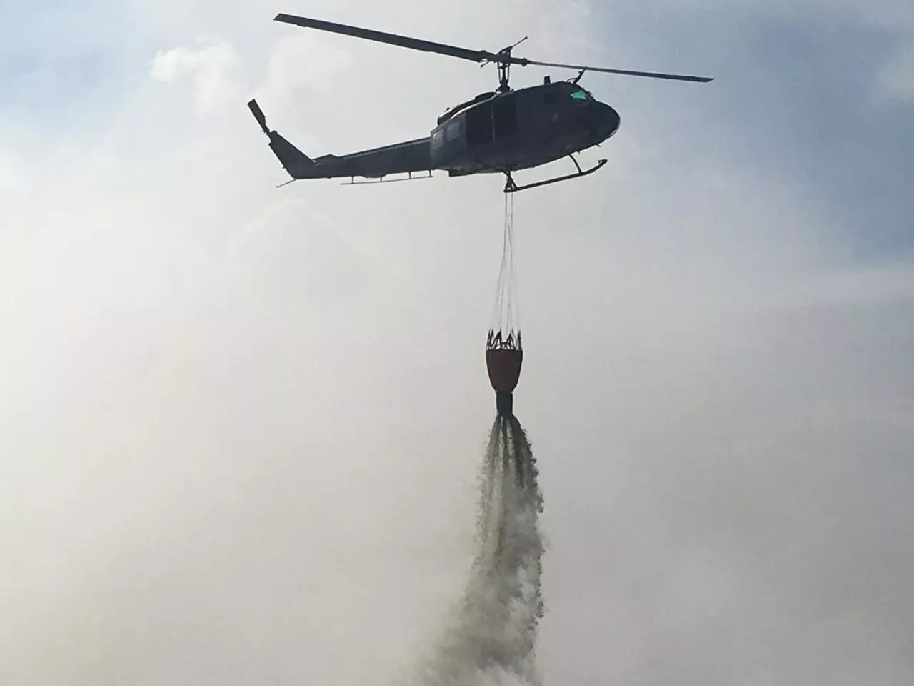 Fuerza Aérea sofoca incendio en vertedero de Moca