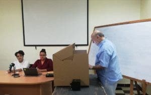 Hipólito Mejía ejerce sufragio en simulacro del voto automatizado que realiza la JCE