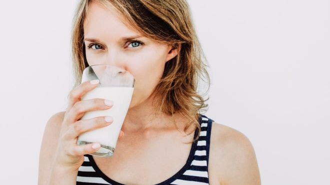 ¿Qué tan saludable es la leche de vaca para los seres humanos?