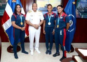 jefe de la Armada recibe medallistas panamericanas, miembros de la institución