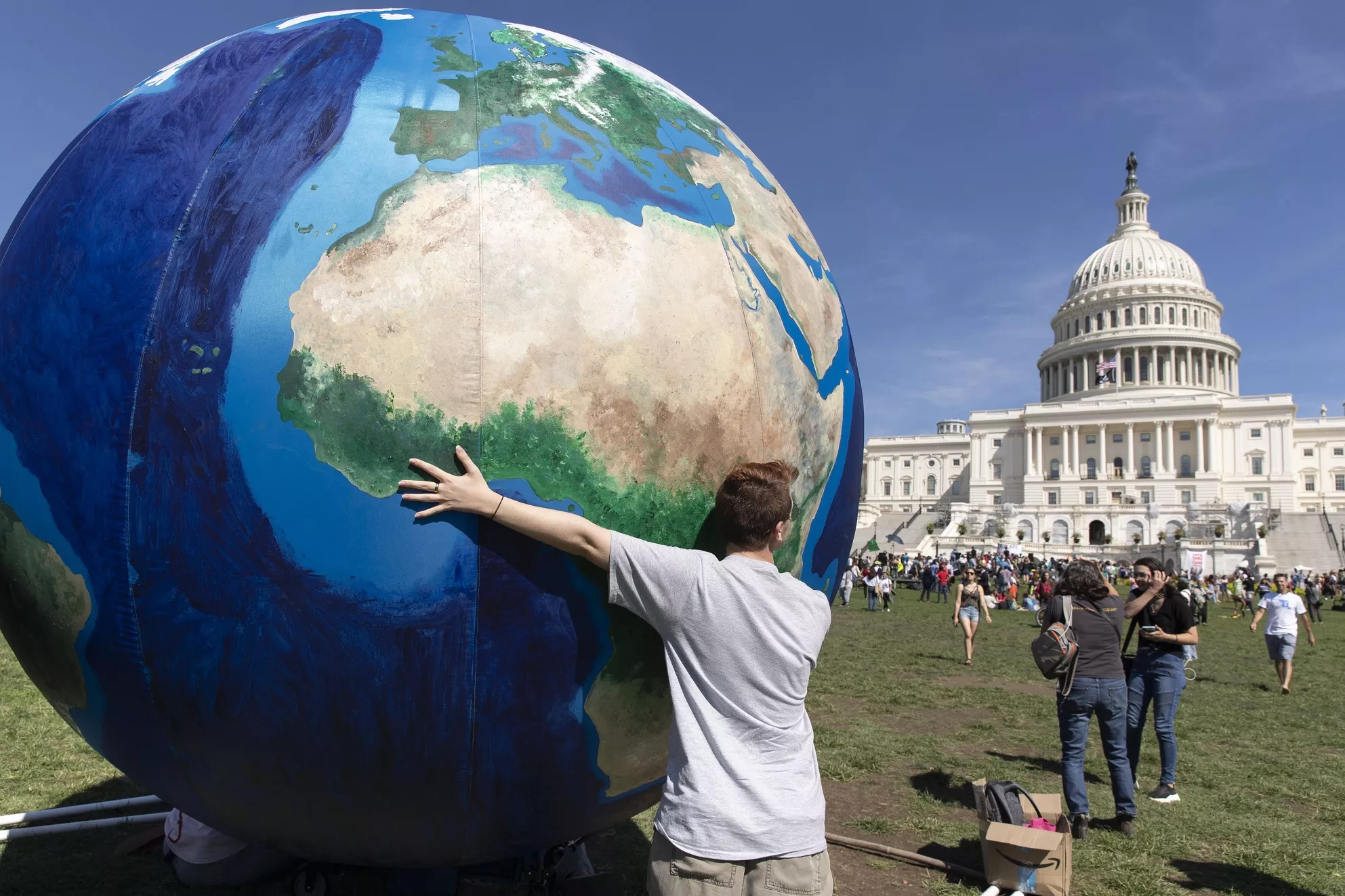 Jóvenes exigen combatir cambio climático en todo el mundo