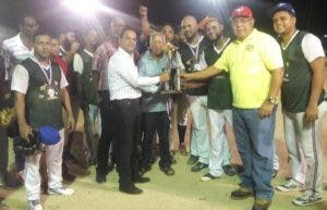 Las Frutas campeón del softbol Juegos Los Mina 2019