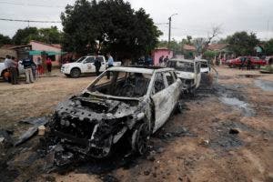 La policía vigila tres vehículos incendiados después de que el narcotraficante encarcelado Jorge Teófilo Samudio González escapó de la custodia, en Asunción, Paraguay, el miércoles 11 de septiembre de 2019.  (AP Foto / Jorge Sáenz)