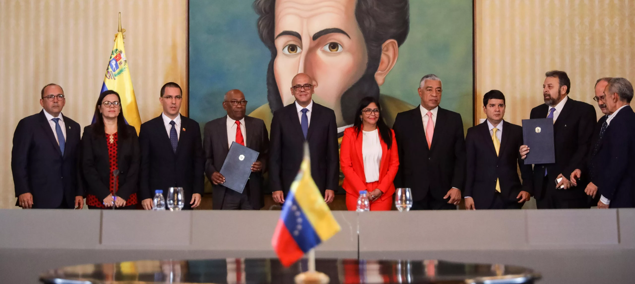 El Gobierno y un sector opositor de Venezuela presentan una mesa de diálogo