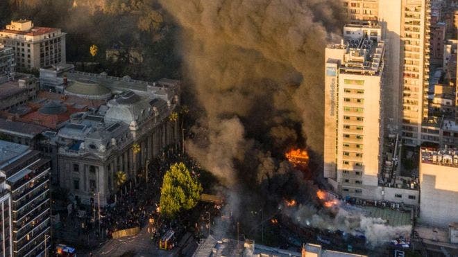 Protestas en Chile: incendios y fuertes disturbios sacudieron Santiago durante multitudinaria marcha hacia La Moneda