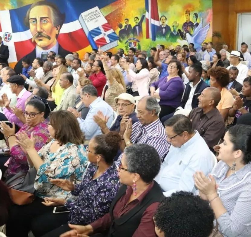 Leonel Fernández recibe apoyo  de grupos culturales