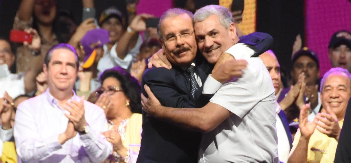 Danilo Medina se abraza con Gonzalo Castillo en señal  de unidad.  Alberto Calvo