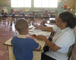 Las escuelas y barrios asumen rutina laboral