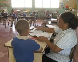 Las escuelas y barrios asumen rutina laboral