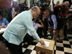 Hipólito Mejía ejerce su derecho al voto; dice confía en voto automatizado