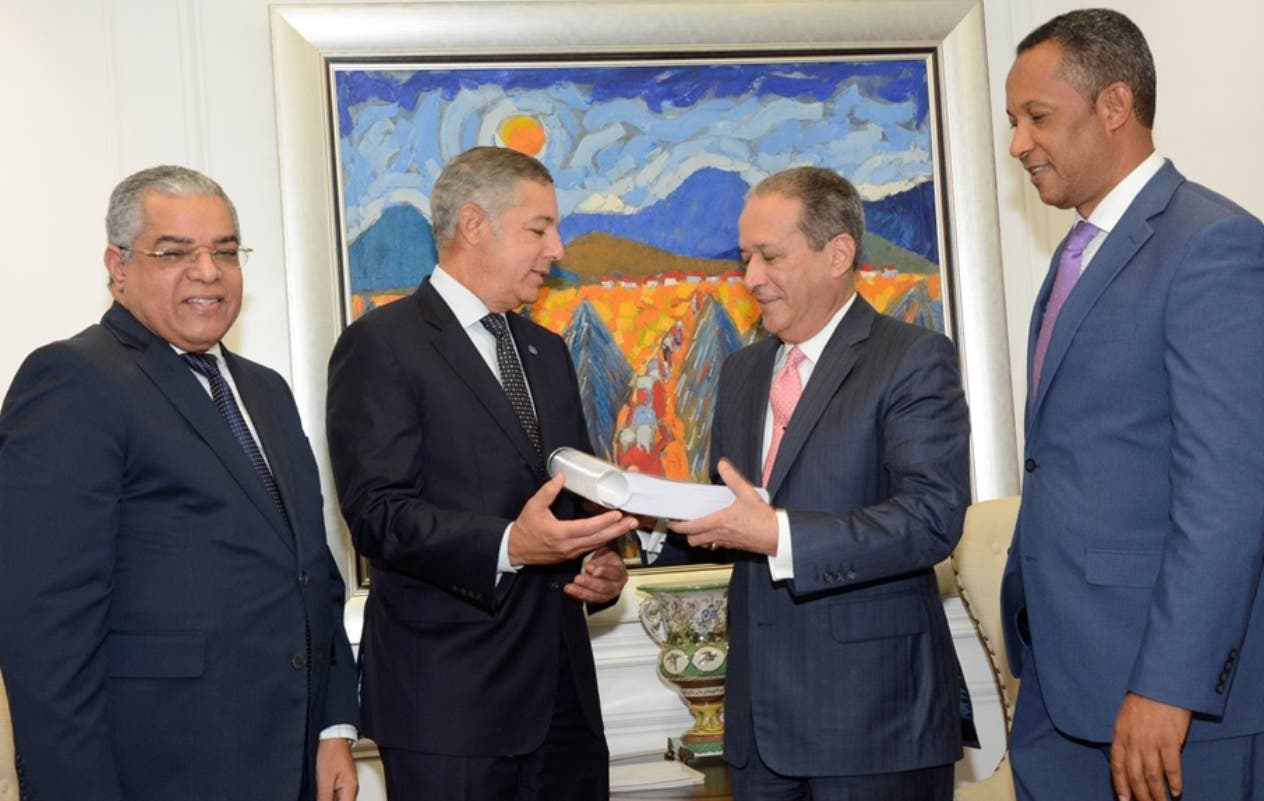 Ministro de Hacienda, Donald Guerrero, entrega presupuesto al presidente del Senado.  AGENCIA