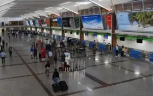 Caos en aeropuertos y más prohibiciones por coronavirus inquietan a América