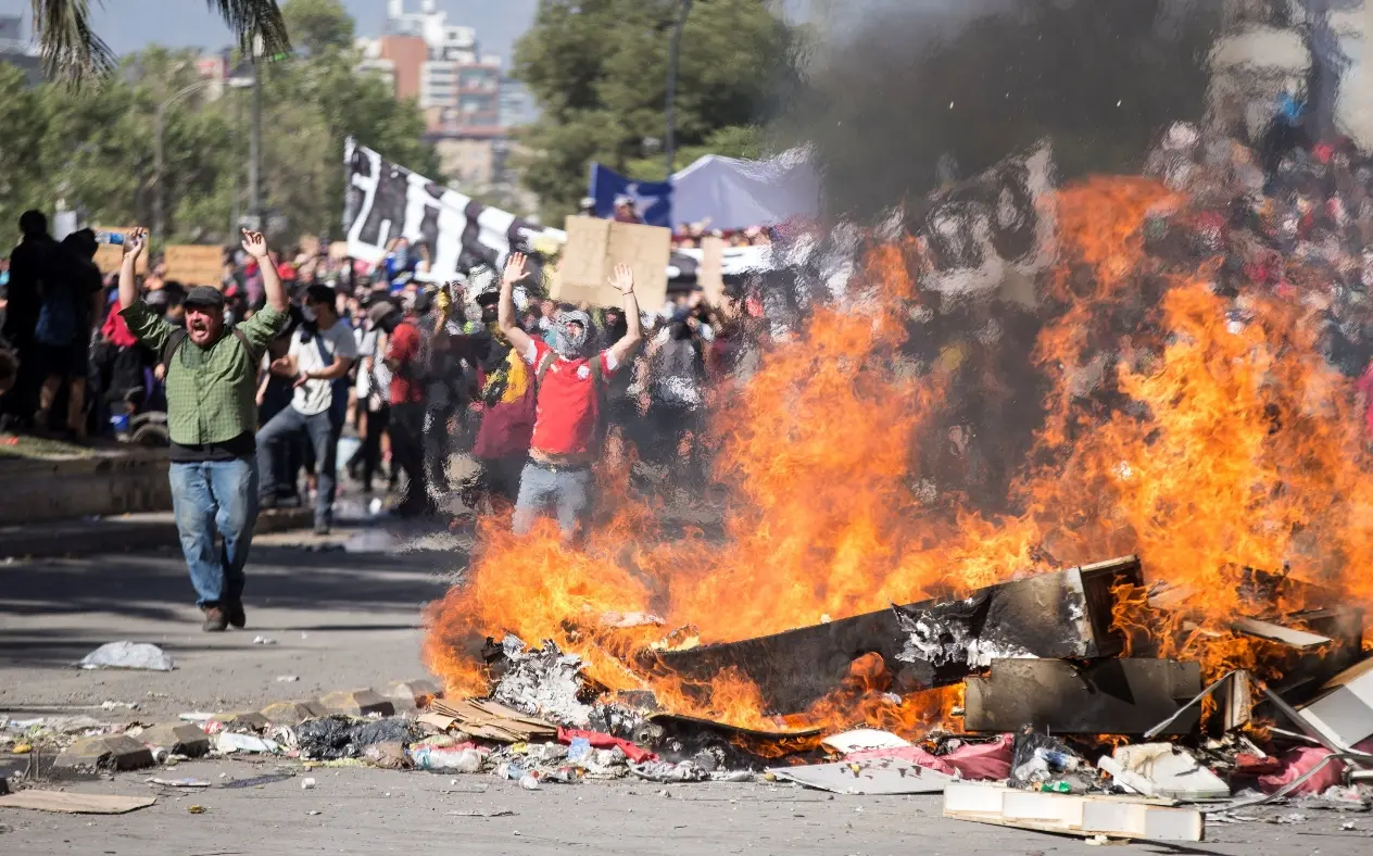 En Chile  siguen los disturbios.  Farmacias y supermercados son saqueados y luego quemados.