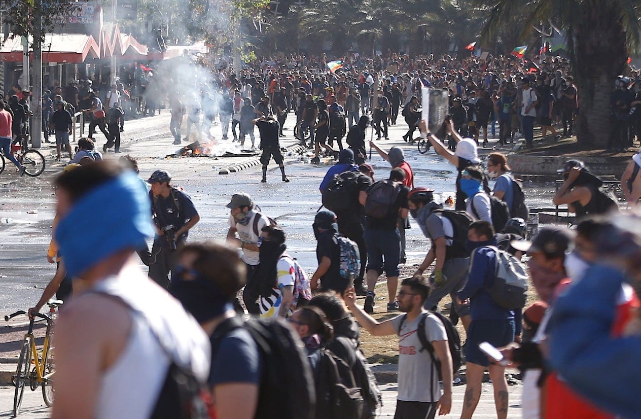 Miles de chilenos se mantienen en protesta