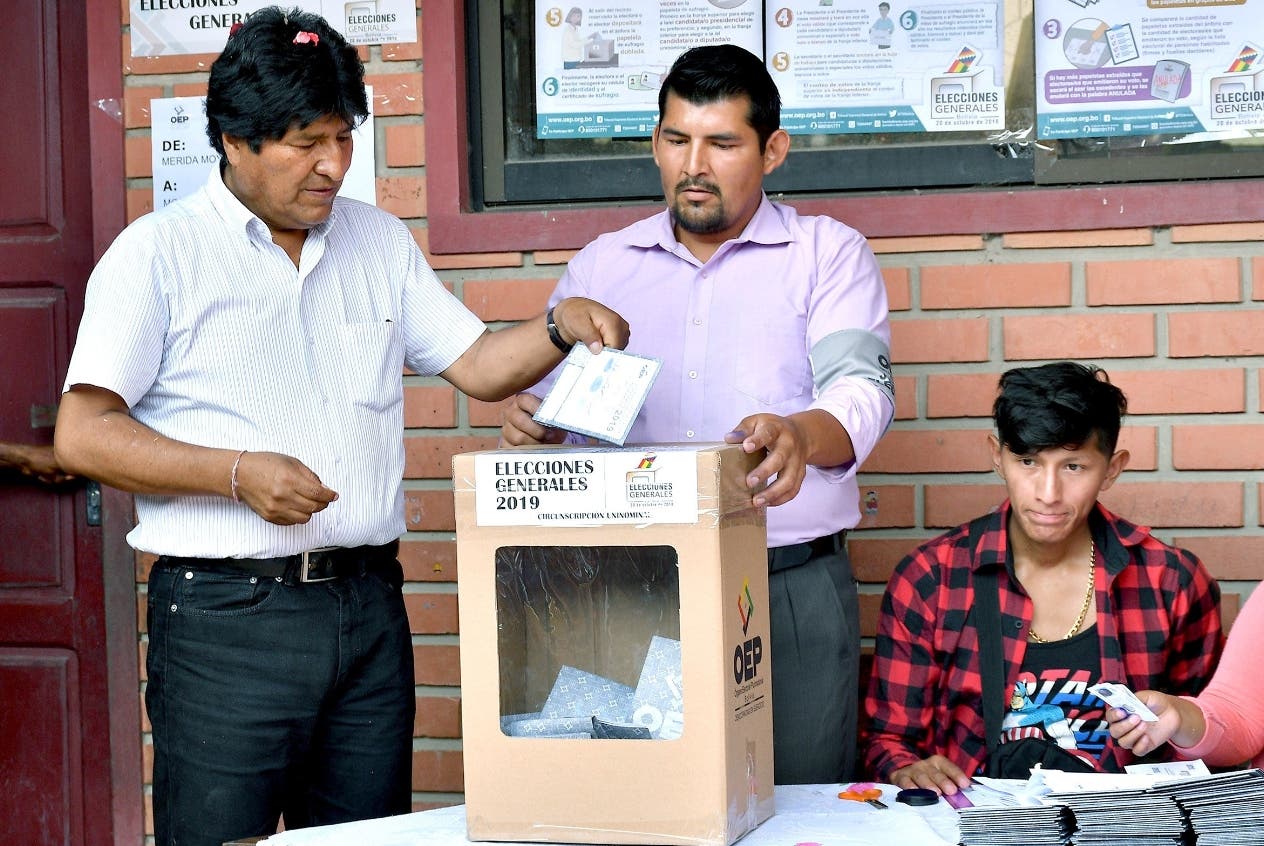 El presidente Evo Morales en el momento de sufragar ayer en el colegio electoral de La Paz.
