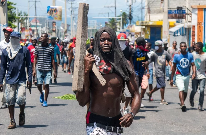 Miles de manifestantes marchan en Haití hacia la residencia del presidente