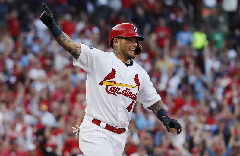 Yadier Molina con grandes logros en la postemporada