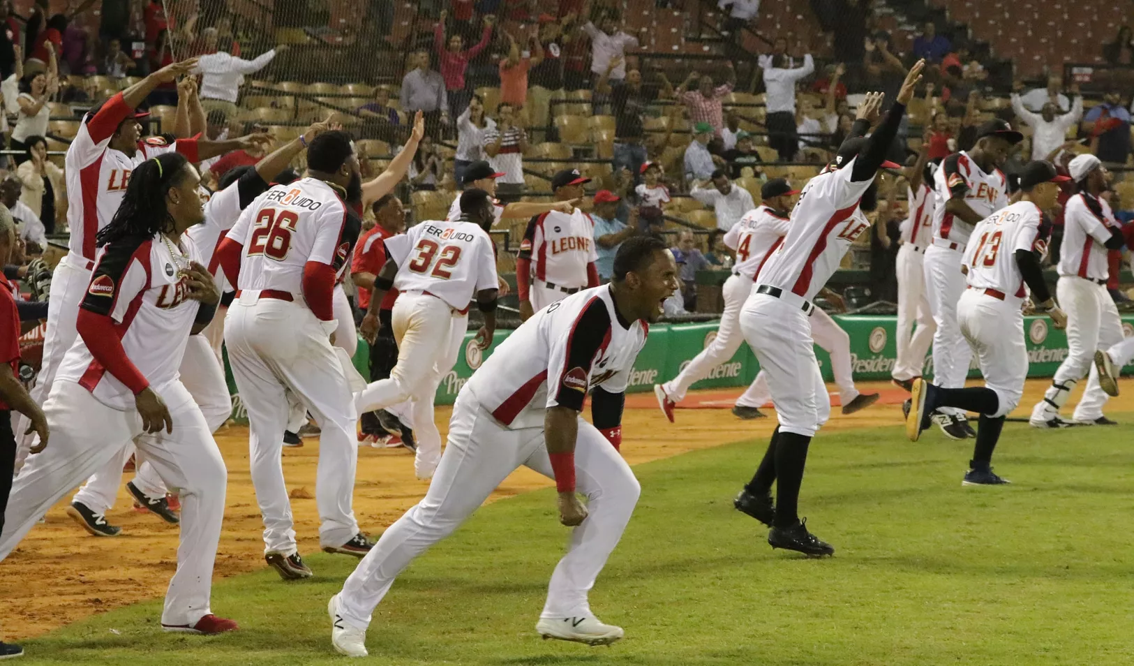 Leones delante; Toros alerta en inicio béisbol invernal