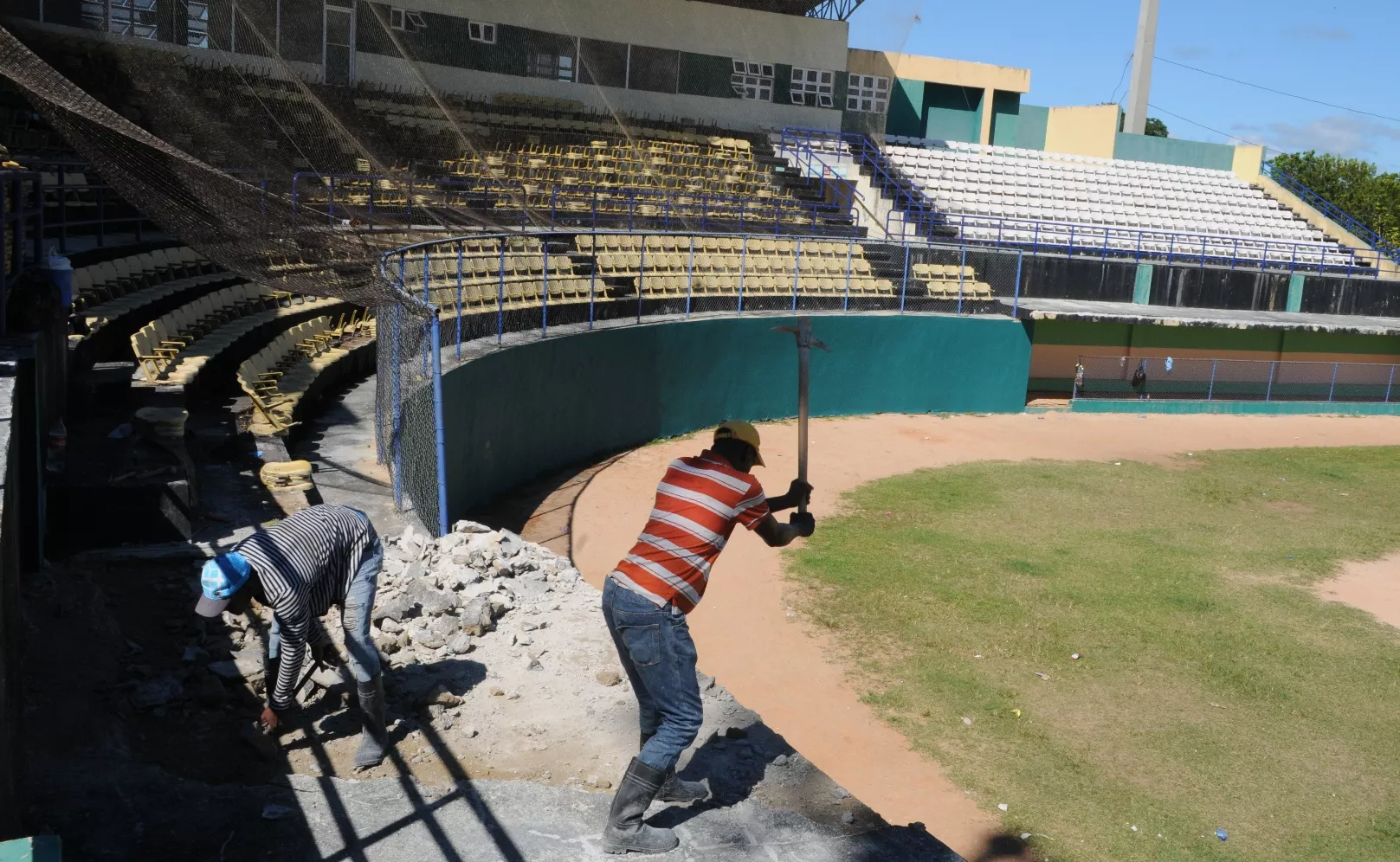 Así van los trabajos de reparación del estadio de béisbol principal de Monte Plata para los Juegos Nacionales Escolares.