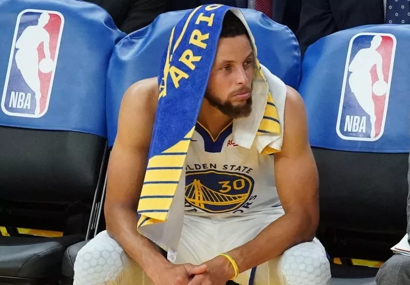 Lesión de Curry es  baja   para los Warriors