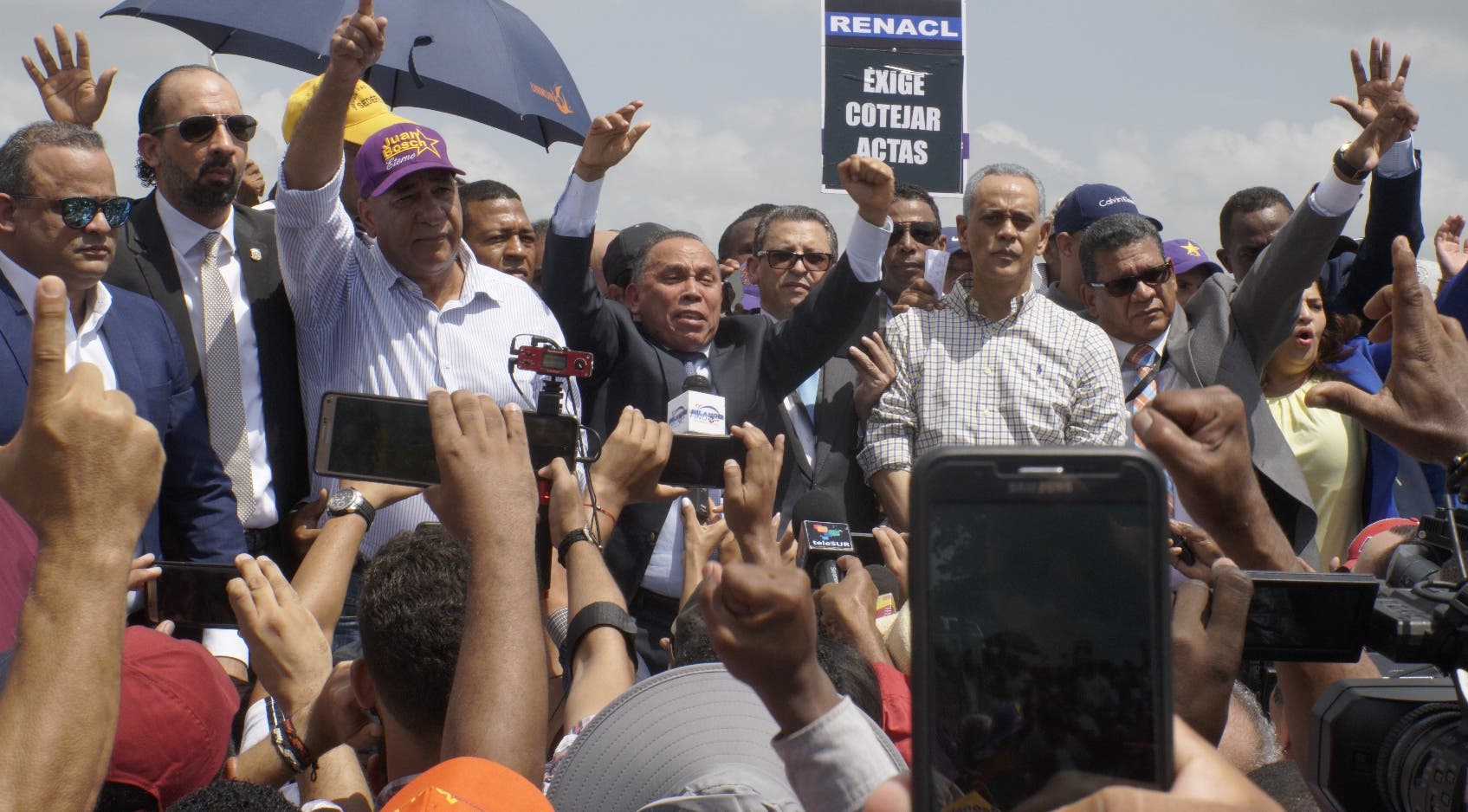 El equipo político del expresidente Fernández ha anunciado nuevas protestas este lunes frente a la sede de la JCE.   Archivo