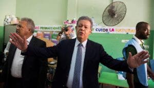  Leonel Fernández votó en la escuela República Dominicana del sector de Villa Juana.  efe